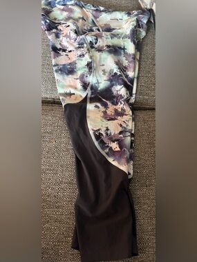 NWT Under Armour Women's HeatGear compression capri leggings multicolored design